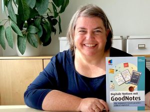 Andrea Rawanschad mit ihrem Buch: Digitale Notizen mit GoodNotes